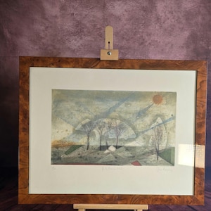 Peut inclure: Impression d'art encadrée représentant un paysage minimaliste avec des arbres sans feuilles, un soleil couchant et des formes géométriques. L'œuvre est présentée dans un cadre en bois et sur un petit chevalet en bois.