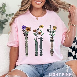 Camiseta con sable de luz floral, Galaxy's Edge, Disney Star Wars Day, Disneyland, Disney World 632683 imagen 5