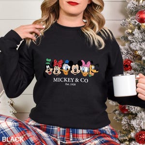 Vintage Mickey & Co 1928 Sweatshirt, Mickey And Friends Sweatshirt, Disneyland Hoodie, Disney Family Sweatshirt, Disney Trip Crewneck 632787 afbeelding 2