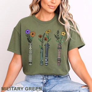 Camiseta con sable de luz floral, Galaxy's Edge, Disney Star Wars Day, Disneyland, Disney World 632683 imagen 7