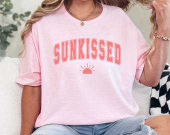 Sunkissed Summer Vibes Shirt, University Font Retro Tee, Beach Sunset Tee,Coastal Vacation Style Shirt, Minimal Summer Aesthetic Tee 635967
