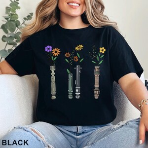 Camiseta con sable de luz floral, Galaxy's Edge, Disney Star Wars Day, Disneyland, Disney World 632683 imagen 2