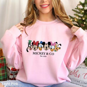 Vintage Mickey & Co 1928 Sweatshirt, Mickey And Friends Sweatshirt, Disneyland Hoodie, Disney Family Sweatshirt, Disney Trip Crewneck 632787 afbeelding 4