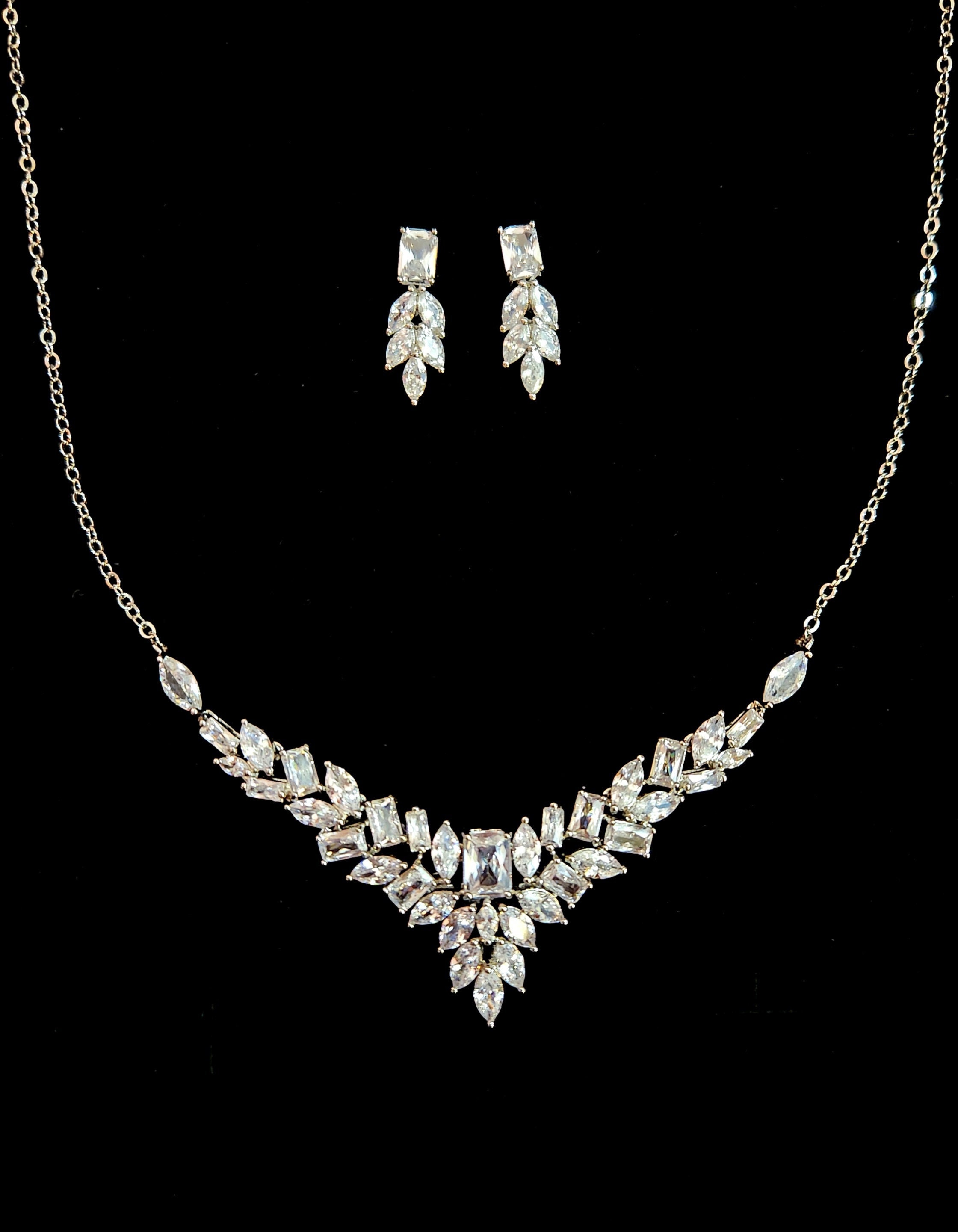 Set Gioielli Da Sposa In Zirconi Cubici AAA - Collana, Orecchini, Braccialetto E Anello, Color Oro Bianco, Ipoallergenico