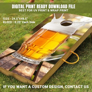 Puede incluir: Un tablero de cornhole de madera con un gráfico de una jarra de cerveza desbordándose de espuma. El tablero mide 24,5 pulgadas por 48,5 pulgadas y tiene un sangrado de 0,25 pulgadas en cada lado.