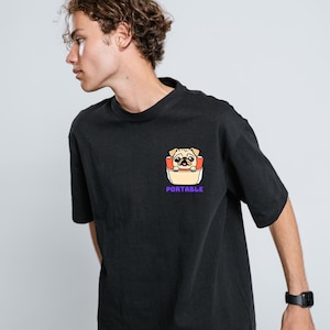 Camiseta unisex con un lindo carlino en el bolsillo, camiseta extragrande y cuadrada para amantes de los perros, diseño de carlino portátil, camiseta con estampado de cachorro, top con bolsillo para perro.