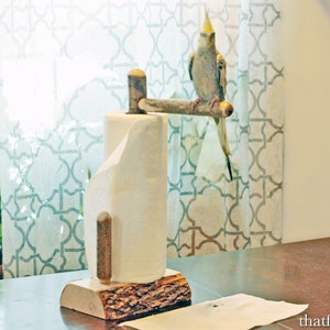 O suporte para toalhas de papel "Poopy Perch" e treinador de pássaros de estimação, organizador de cozinha de brinquedo de poleiro de papagaio, feito de madeira natural
