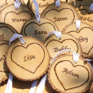 Adornos de boda rústicos en tarro de albañil, nombres personalizados, fechas, Sr. y Sra., adorno navideño con corazones en el interior, centro de mesa
