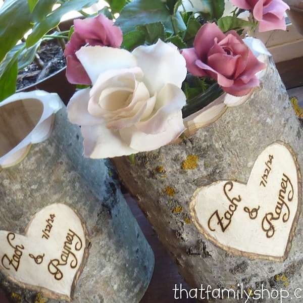 Personnalisé Mason Jar Vase Holder Log Vase de fleurs de mariage rustique avec noms personnalisés, initiales de date dans le cœur en bois rustique