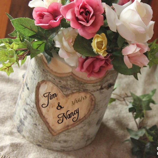 Vase personnalisé Rustic Wedding Log Flower Pot Vase avec noms Date Initiales Personnalisé Bois Bark Hearts