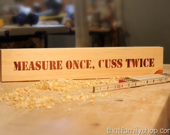 "Measure Once, Cuss Twice Lustiges Woodshop-Schild auf einem 2x4, einfachen männlichen Holz-Ladenschild, Gag-Idee für den Schreiner, Geschenk für Ihn."