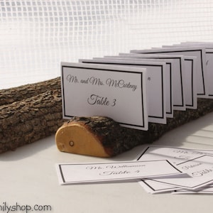 Porte-cartes demi-rond avec décor de table en écorce rugueuse, présentoir de mariage rustique