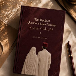 Op de afbeelding: Een bordeauxrood boek getiteld "The Book of Questions Before Marriage" met Arabische tekst en een illustratie van een stel. Een bordeauxrode pen ligt naast het boek. De boekcover heeft een getextureerd uiterlijk.