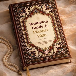 Peut inclure: Un livre à couverture rigide "Ramadan Guide & Planner 2026" avec une couverture ornée et à motifs dans les tons marron, rouge et or. Le livre comprend un signet en ruban doré et est accompagné d'un chapelet crème.