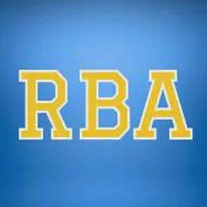 Op de afbeelding: Een vierkante afbeelding met de letters RBA in een vet, geel schreeflettertype met een witte omlijning. De letters zijn gecentreerd tegen een effen, levendige blauwe achtergrond die licht verloopt van een lichtere naar een donkerdere tint.