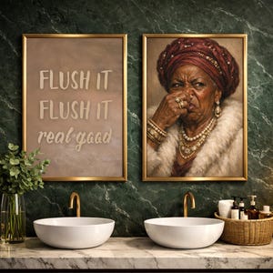 Könnte beinhalten: Zwei gerahmte Kunstdrucke über weißen Waschbecken mit goldenen Wasserhähnen. Ein Druck zeigt "FLUSH IT FLUSH IT real good". Der andere ist ein Porträt einer Frau mit rotem Turban, Schmuck und einem pelzbesetzten Mantel.