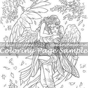 Peut inclure: Une page de coloriage en noir et blanc représentant un couple qui s'embrasse dans un décor de forêt. La femme a des ailes et tient l'homme. Ils sont entourés de feuilles qui tombent et de cœurs. Le texte "Coloring Page Sample" est en bas de la page.