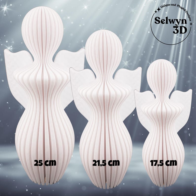 Puede incluir: Tres figuras de &aacute;ngeles blancos en capas de diferentes tama&ntilde;os. La m&aacute;s grande mide 25 cm de alto, la del medio 21,5 cm y la m&aacute;s peque&ntilde;a 17,5 cm. Cada una tiene una cabeza redondeada, un cuerpo acampanado y alas extendidas. El logotipo de Selwyn 3D est&aacute; en la esquina superior derecha.