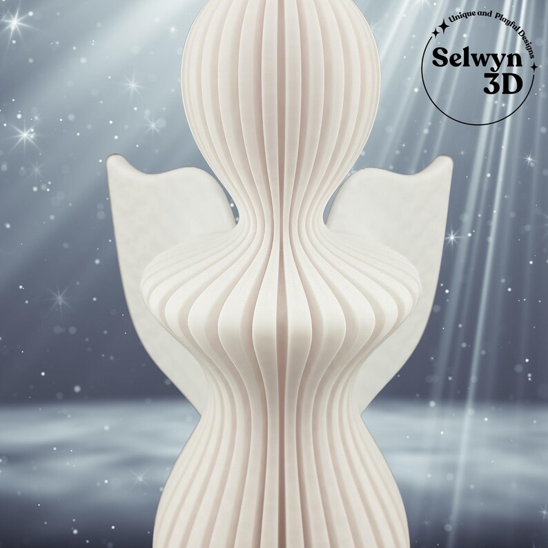 Puede incluir: Una escultura de &aacute;ngel blanca impresa en 3D con un dise&ntilde;o &uacute;nico en capas. La escultura presenta una cabeza redondeada, un cuerpo esbelto y alas extendidas. La imagen incluye el texto "Selwyn 3D" y "Unique and Playful Designs".