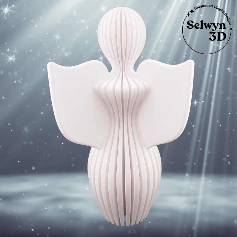 Puede incluir: Una figura de &aacute;ngel blanca impresa en 3D con un dise&ntilde;o en capas. El &aacute;ngel tiene alas extendidas y una cabeza redondeada. El texto "Selwyn 3D" est&aacute; en un c&iacute;rculo en la esquina superior derecha, con las palabras "Unique and Playful Designs" encima.