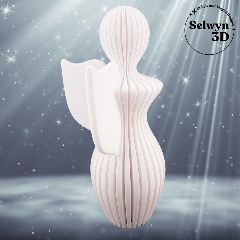 Puede incluir: Una figura de &aacute;ngel blanca impresa en 3D con un dise&ntilde;o &uacute;nico en capas. El &aacute;ngel tiene una cabeza redondeada, un cuello delgado y un cuerpo acampanado. Las alas son grandes y planas. El texto "Selwyn 3D" est&aacute; en un c&iacute;rculo a la derecha.