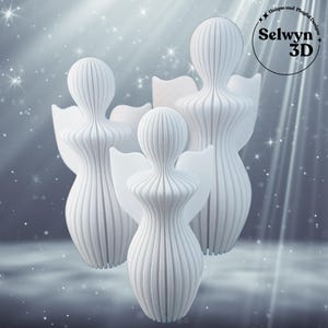 Puede incluir: Tres figuras de &aacute;ngeles blancos estilizados con dise&ntilde;os verticales en capas. Cada figura tiene una cabeza redondeada, un torso esbelto y alas extendidas. Las figuras se colocan sobre un fondo suave y borroso con el texto "Unique and Playful Designs" y "Selwyn 3D".