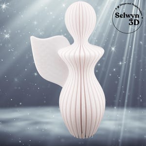 Puede incluir: Una figura de &aacute;ngel blanca impresa en 3D con un dise&ntilde;o estilizado. La figura tiene una cabeza redondeada, una cintura delgada y una base acampanada. El &aacute;ngel tiene un ala y est&aacute; sobre un fondo con un patr&oacute;n de estrellas. El texto "Selwyn 3D" es visible.