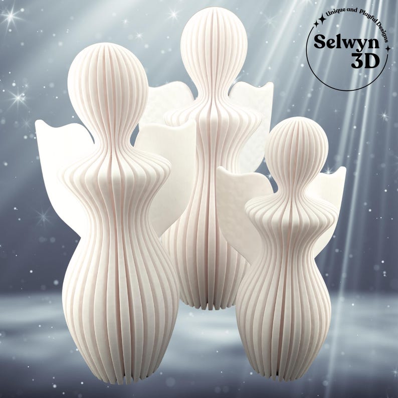 Puede incluir: Tres figuras de &aacute;ngeles blancos estilizados con cuerpos acanalados y detalles de alas. Las figuras tienen cabezas redondeadas y bases ensanchadas. La imagen incluye el texto "Unique and Playful Designs" y "Selwyn 3D".
