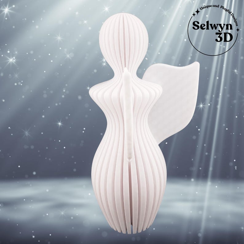 Puede incluir: Una figura de &aacute;ngel blanca impresa en 3D con un dise&ntilde;o en capas. El &aacute;ngel tiene alas extendidas y una forma fluida. La figura est&aacute; sobre un fondo con luces brillantes y el texto "Selwyn 3D".
