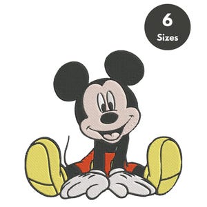 Può includere: Immagine ricamata di Topolino seduto con le gambe divaricate. Mickey indossa pantaloncini neri, una camicia rossa, scarpe gialle e guanti bianchi. L'immagine include il testo "6 Taglie" in un cerchio nero.