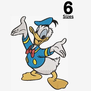 Puede incluir: Una ilustración de dibujos animados de Donald Duck con una camisa de marinero azul con cuello amarillo y una corbata de lazo roja. Está saludando con ambos brazos y tiene un pico amarillo y ojos azules.