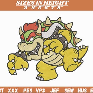 Può includere: Un disegno per ricamo del personaggio Bowser, con pelle gialla, guscio verde con punte color sabbia, capelli rossi e corna. Il testo SIZES IN HEIGHT 3" 4" 5" 6" 7" 8" appare in alto, e i formati DST, XXX, PES, VP3, JEF, SEW, HUS, EXP sono in basso.