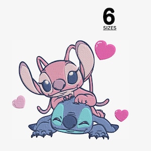 Puede incluir: Diseño bordado con los personajes Stitch y Angel, con corazones rosas. Angel está encima de Stitch. El texto "6 SIZES" está en negro. El diseño está sobre un fondo blanco.