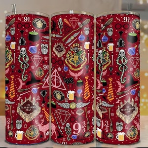 Może przedstawiać: Trzy kubki ze stali nierdzewnej z czerwonym tłem i wzorem obrazów z motywem Harry'ego Pottera, w tym herb Hogwartu, Mapa Huncwotów i liczba 9 3/4.