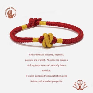 Könnte beinhalten: Ein rotes Kordelarmband mit einem zentralen goldenen Knoten und zwei kleineren goldenen Akzenten. Der Text lautet: Red symbolizes sincerity, openness, passion, and warmth. Wearing red makes a striking impression and naturally draws attention. It is also associated with celebration, good fortune, and abundant prosperity.