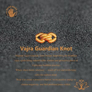 Puede incluir: Un nudo guardi&aacute;n Vajra naranja, s&iacute;mbolo de sabidur&iacute;a indestructible y poder protector, se muestra sobre una superficie texturizada de color gris oscuro. La imagen incluye el texto "HAND MADE" y detalles sobre los or&iacute;genes budistas del nudo.