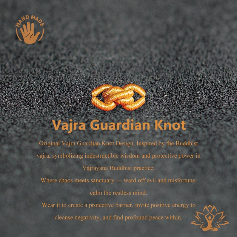 Puede incluir: Un nudo guardi&aacute;n Vajra naranja, s&iacute;mbolo de sabidur&iacute;a indestructible y poder protector, se muestra sobre una superficie texturizada de color gris oscuro. La imagen incluye el texto "HAND MADE" y detalles sobre los or&iacute;genes budistas del nudo.