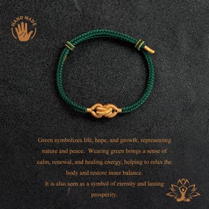 Puede incluir: Pulsera verde hecha a mano con un dise&ntilde;o de nudo dorado. La pulsera est&aacute; hecha de un cord&oacute;n verde tejido con detalles dorados. El texto de la imagen dice: "El verde simboliza la vida, la esperanza y el crecimiento."