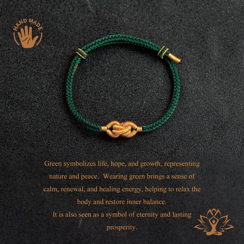 Puede incluir: Pulsera verde hecha a mano con un dise&ntilde;o de nudo dorado. La pulsera est&aacute; hecha de un cord&oacute;n verde tejido con detalles dorados. El texto de la imagen dice: "El verde simboliza la vida, la esperanza y el crecimiento."