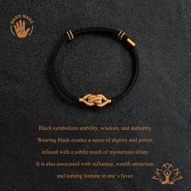 Puede incluir: Pulsera negra con dise&ntilde;o de nudo dorado. La pulsera presenta un cord&oacute;n negro con detalles dorados y un nudo dorado central. La imagen incluye el texto "HAND MADE".