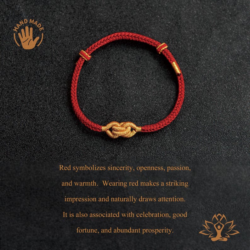 Puede incluir: Pulsera roja hecha a mano con un dise&ntilde;o de nudo dorado. La pulsera est&aacute; hecha de un cord&oacute;n rojo tejido con detalles dorados. La pulsera se muestra sobre un fondo oscuro. Se incluye el texto "HAND MADE".