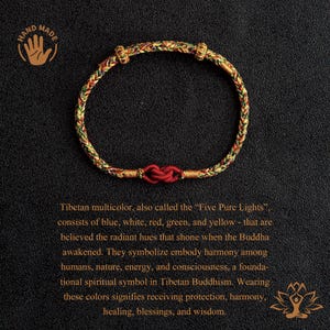 Puede incluir: Pulsera tibetana multicolor hecha a mano. El cord&oacute;n trenzado presenta hilos rojos, verdes, amarillos, blancos y azules. La pulsera tiene un cierre de nudo rojo y detalles dorados. El texto describe el simbolismo de la pulsera en el budismo tibetano.