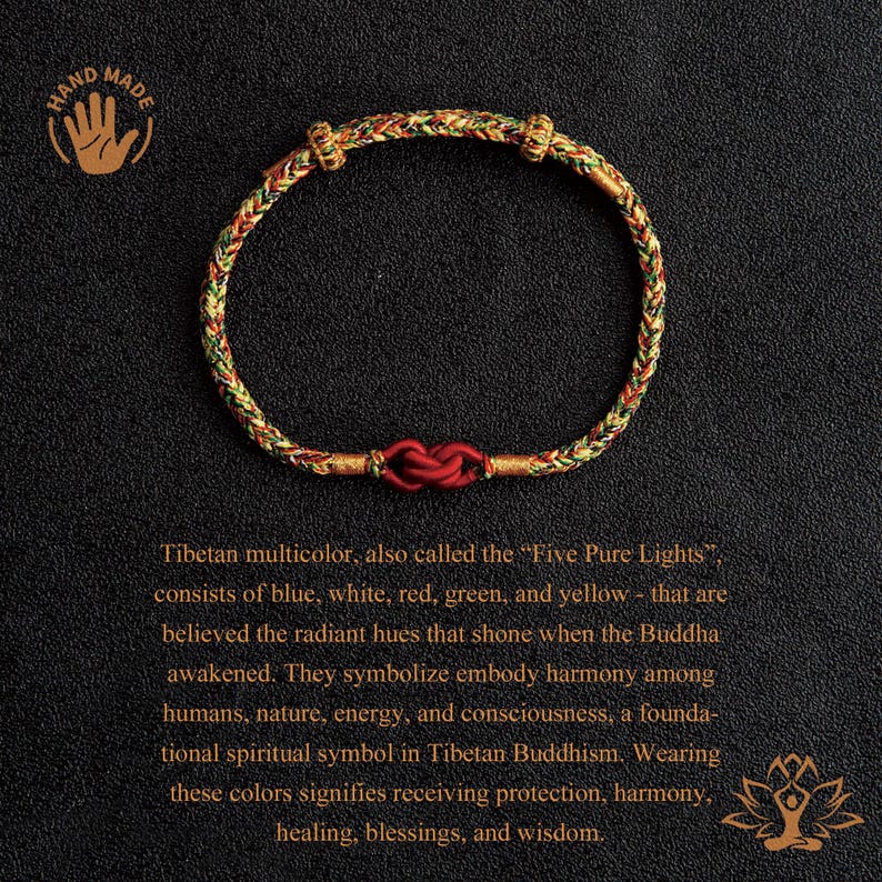 Puede incluir: Pulsera tibetana multicolor hecha a mano. El cord&oacute;n trenzado presenta hilos rojos, verdes, amarillos, blancos y azules. La pulsera tiene un cierre de nudo rojo y detalles dorados. El texto describe el simbolismo de la pulsera en el budismo tibetano.