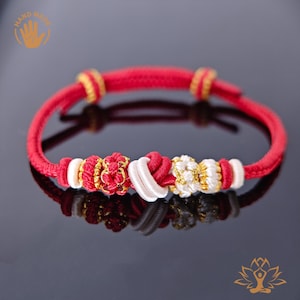 Handvävt justerbart persikoblommande virvelknutarmband med rött snöre, pararmband