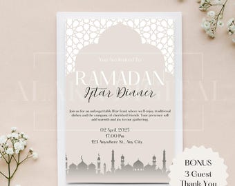 Könnte beinhalten: Eine weiße Einladungskarte mit einem grauen und weißen geometrischen Muster oben. Der Text "You Are Invited To RAMADAN Iftar Dinner" ist in Schwarz. Die Einladungsdetails beinhalten Datum, Uhrzeit und Ort. Der untere Teil der Karte zeigt eine graue Silhouette einer Moschee und Minarette.