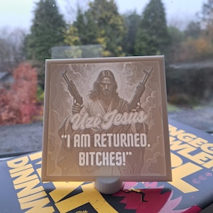 Uzi Jesus | Dungeon Crawler Lithophan | Buchgeschenk | Sammlerstück | Dungeon Crawler Serie