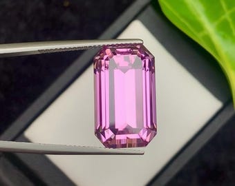 Persikofärgad rosa kunzit ädelsten: Smaragdslipning, 24 karat VVS klarhet