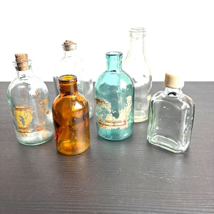 Vintage sovjetiska glasflaskor set om 6, korkflaska i fröglas, bärnstensfärgad apoteksburk från Sovjetunionen, 13 cm höga knoppvaser, historisk heminredning