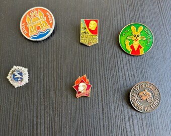 6 Vintage Soviet Latvia Pins Badges Lot, Riga 1201 Valmiera Gauja Cup 1978 Nu Pogodi Hare Lenin Pioneer Shock Worker, USSR Automobilia