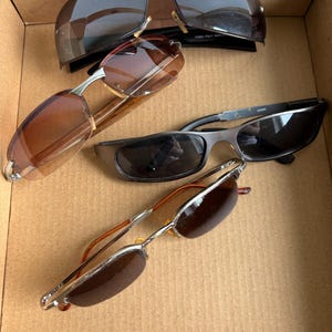 Óculos de Sol Vintage Y2K, Óculos Retangulares Metálicos Cyber dos Anos 90, Lentes Marrons Sem Aro com Design Envolvente